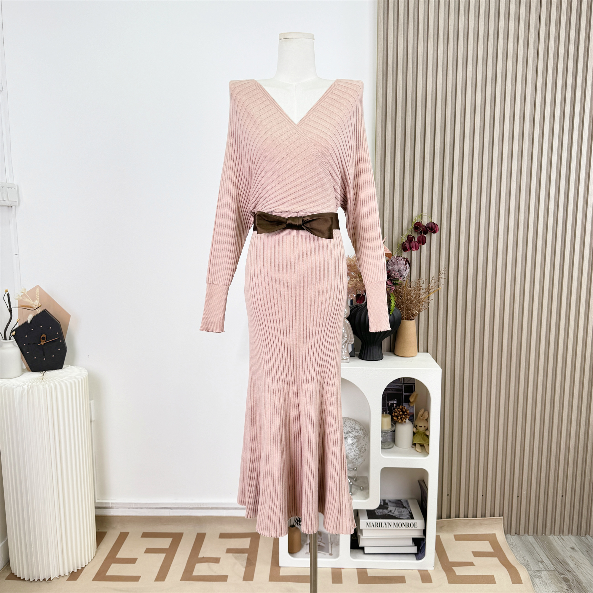 蕾英俊-心动情书--冬季新款韩系性感辣妹名媛气质风V领针织连衣裙