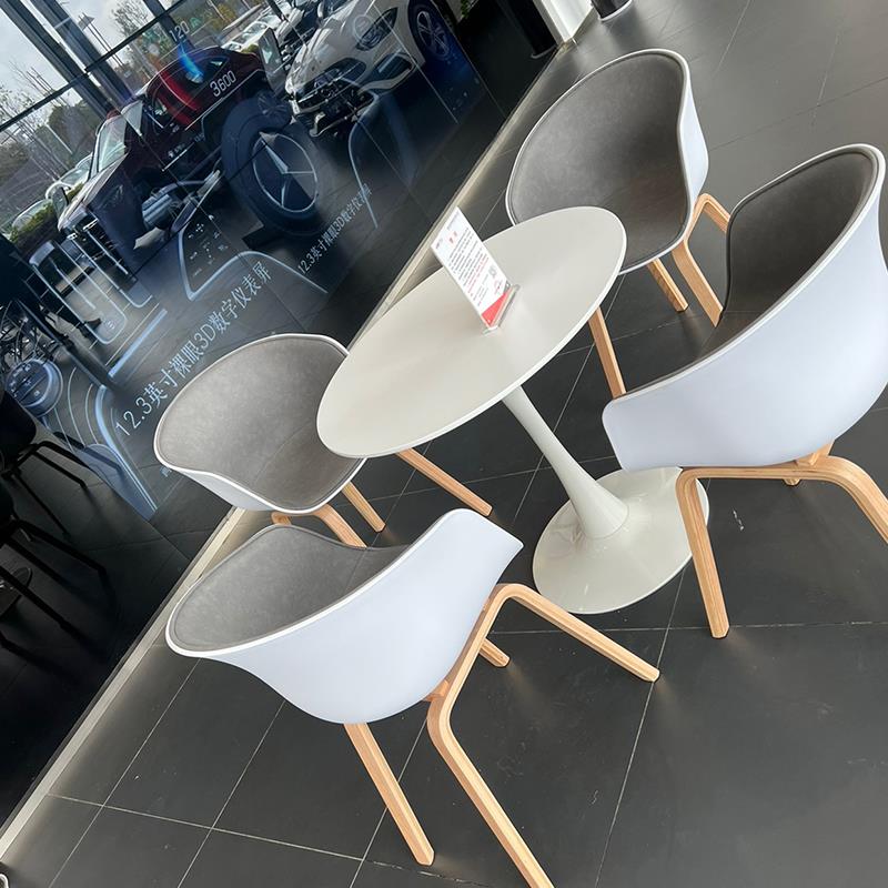 北欧白色洽谈桌椅组合简奶茶店创意网红化妆凳靠背布艺餐椅子实木