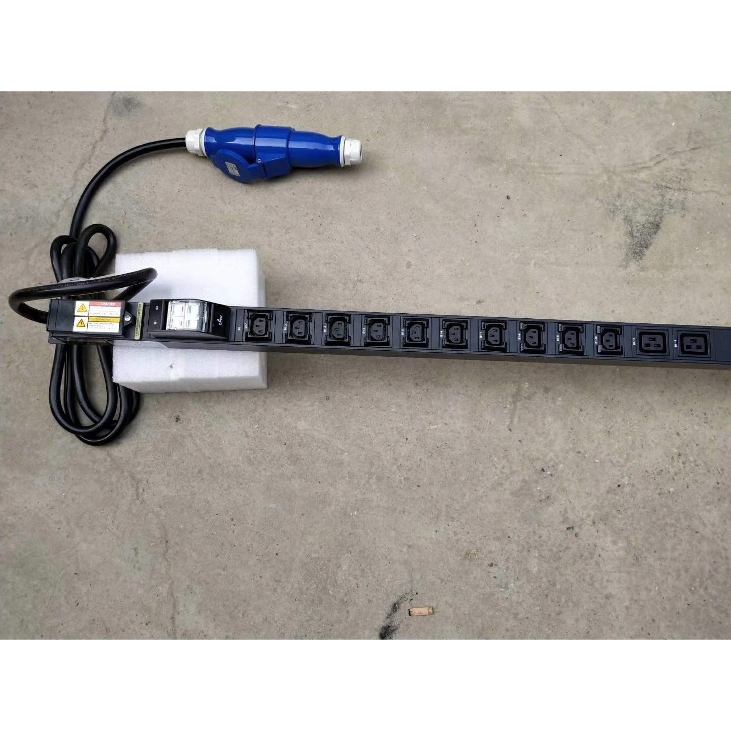 PDU2000-32-1PH-20/4-B2，24座PDU，网络机柜PDU