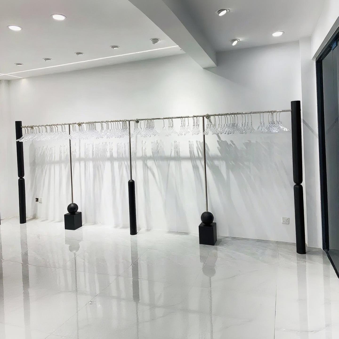 新款服装店展示架上墙黑色双拼不锈钢侧挂衣架陈列男女装陈列货架