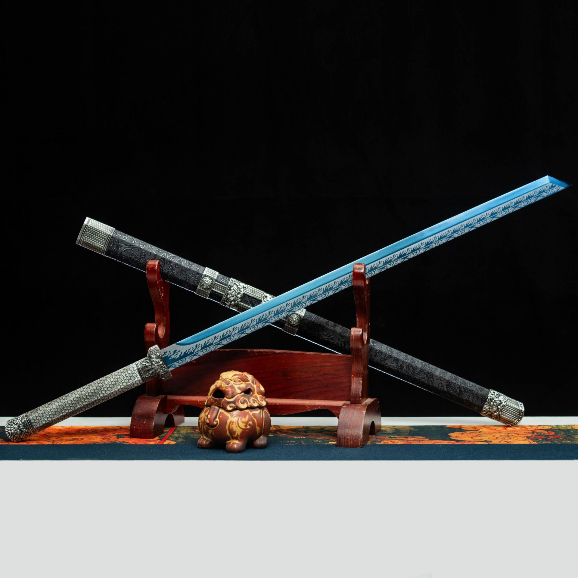 龙泉市刀剑高锰钢烤蓝防身冷兵器