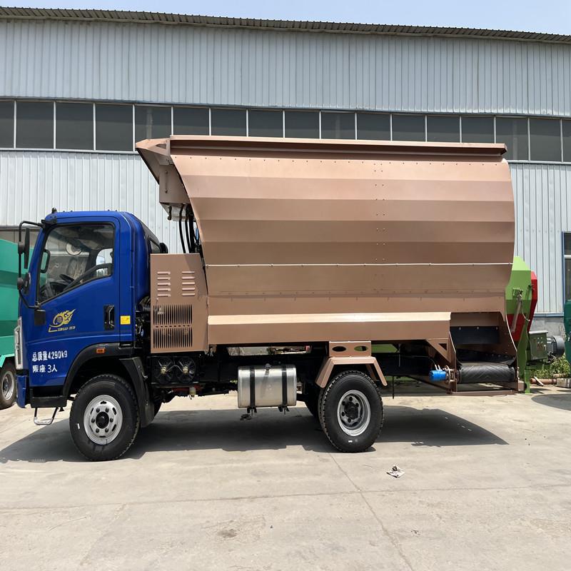 15立方双蛟龙撒料车大型四轮饲料撒料机牛羊自动喂料车