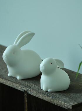 现代德化白瓷可爱小兔子摆件家居客厅桌面装饰品迷你玉兔陶瓷摆设
