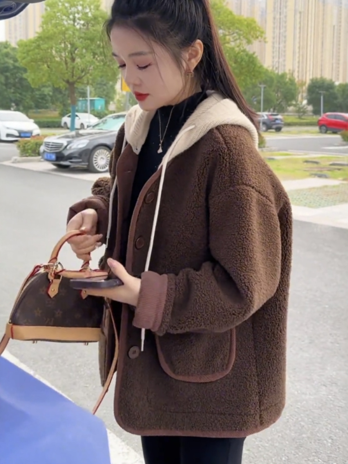 加厚连帽羊羔毛皮毛一体外套女2025秋冬新款宽松毛毛保暖棉服上衣