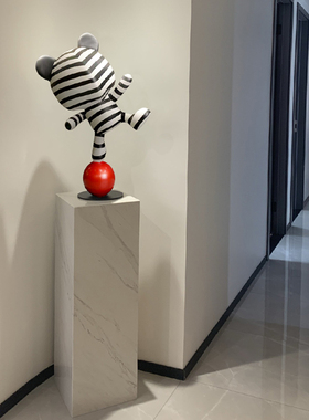 新品现代极简大型网o红熊落地摆件客厅电视柜地台玄关卡通大条纹