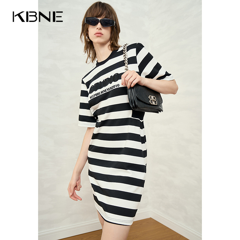 KBNE黑白条纹腰部镂空设计连衣裙2025年春季新款字母时尚通勤裙子