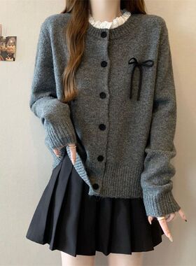 复古慵懒风蕾丝花边拼接灰色毛衣女秋冬款别致洋气圆领纽扣针织衫