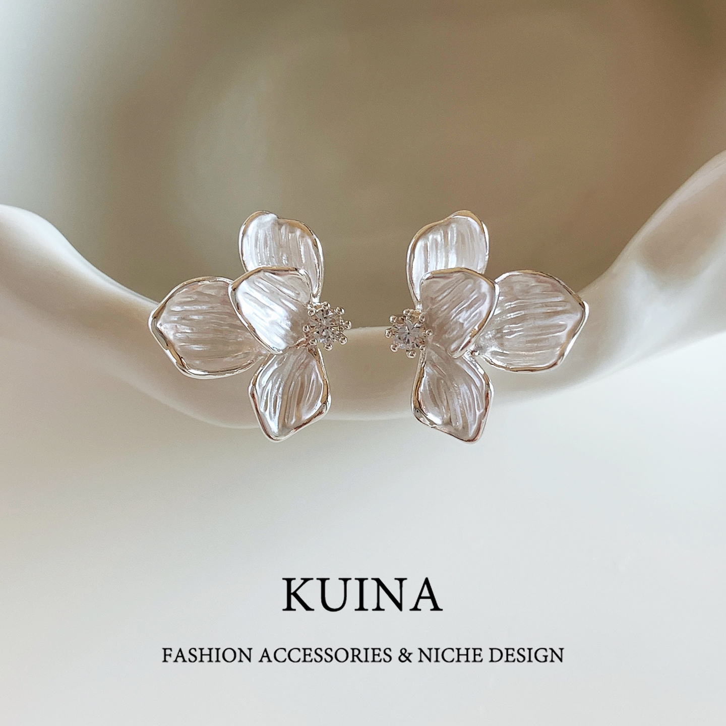 2025新款白色珐琅花朵耳钉