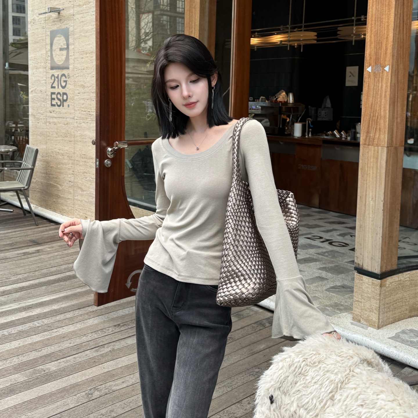 姜雯设计感喇叭袖显瘦上衣打底衫