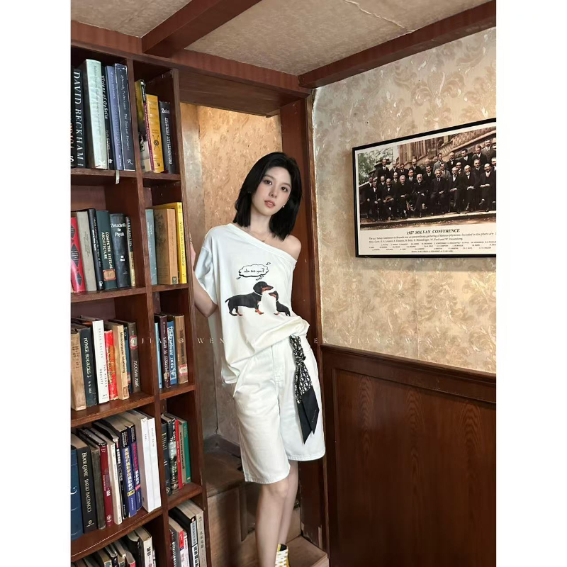 姜雯ukilau美式腊肠狗t恤斜肩短袖女韩国白色可爱小狗印花t恤宽松