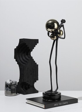 样板间客厅软装抱球人q物雕塑轻奢摆件酒店展厅金属艺术品摆设