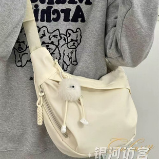 新款 2025ins日系饺子包女休闲百搭少女斜挎包纯色上课通勤单肩包s