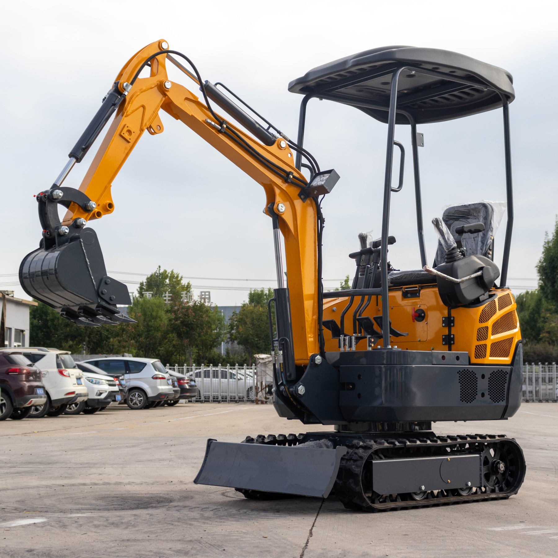 海拓供应1.5吨小型挖掘机 出口美国挖沟钻孔机机械抓木器快换配件