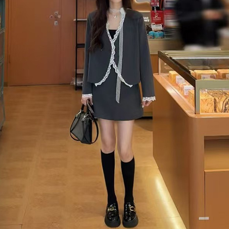 秋季新款小众拼接设计时尚轻千金风西装半裙套装蕾丝飘带V领长袖