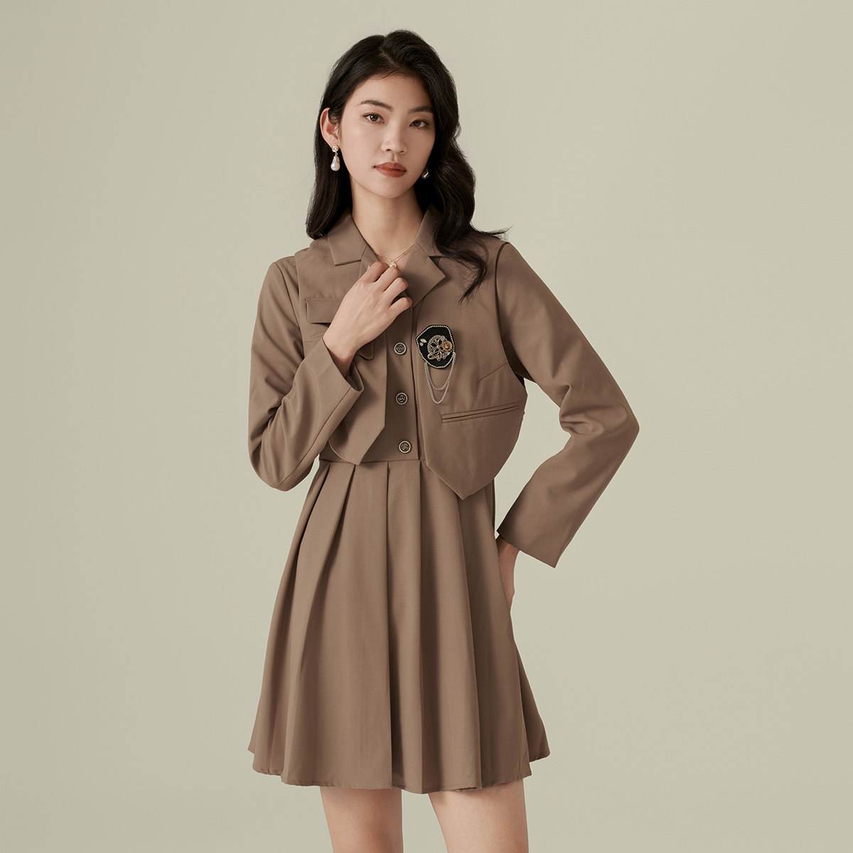 阿依莲英伦学院风套装女2026年春季马甲连衣裙穿搭一整套高级感图片