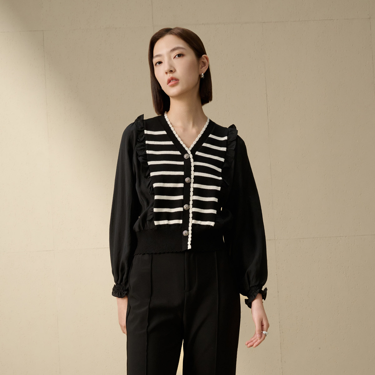 阿依莲2026秋新款条纹荷叶边拼接毛衣休闲百搭V领长袖真针织衫女图片