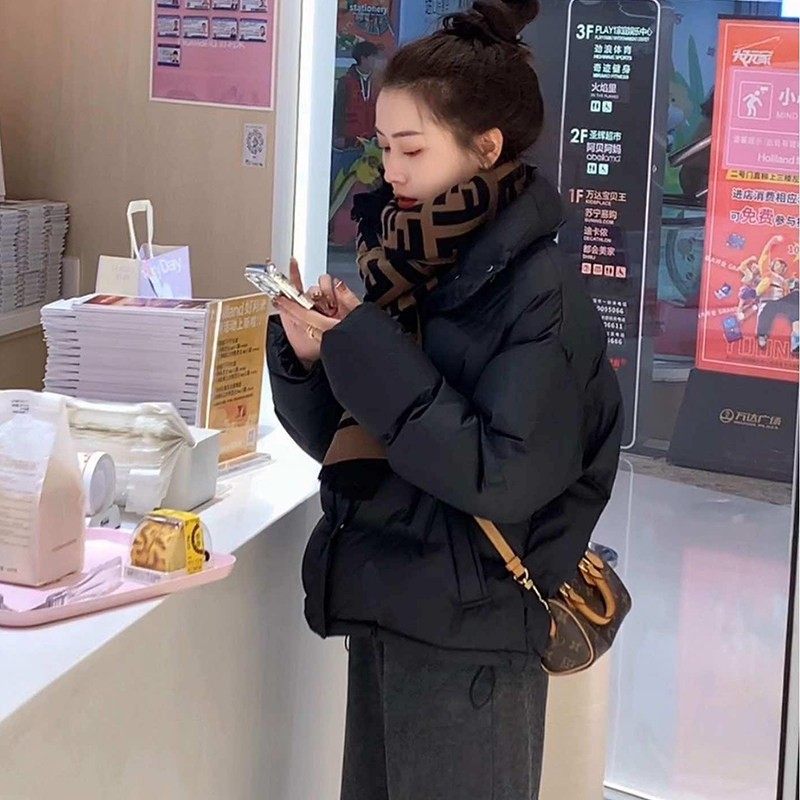 黑色轻薄短款羽绒服女冬季新款2025年爆款流行小个子高级感面包服