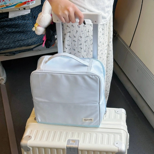 可挂行李箱化妆包站立式大容量2025新款便携式化妆刷收纳防水皮面