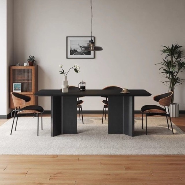 意式高端中古风纯黑色岩板餐桌椅2025新款轻奢现代餐厅小户型饭桌
