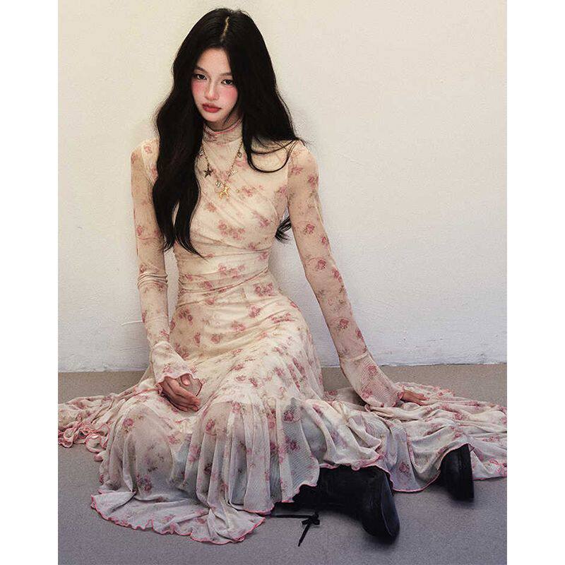 玫瑰印花小高领喇叭袖不规则连衣裙秋冬