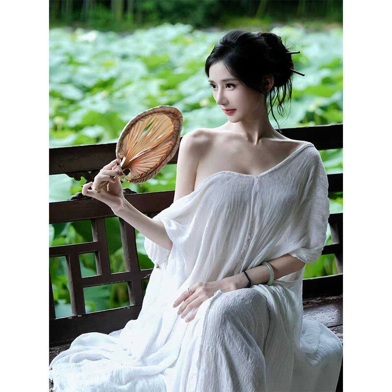 夏日独特漂亮白色茶服女