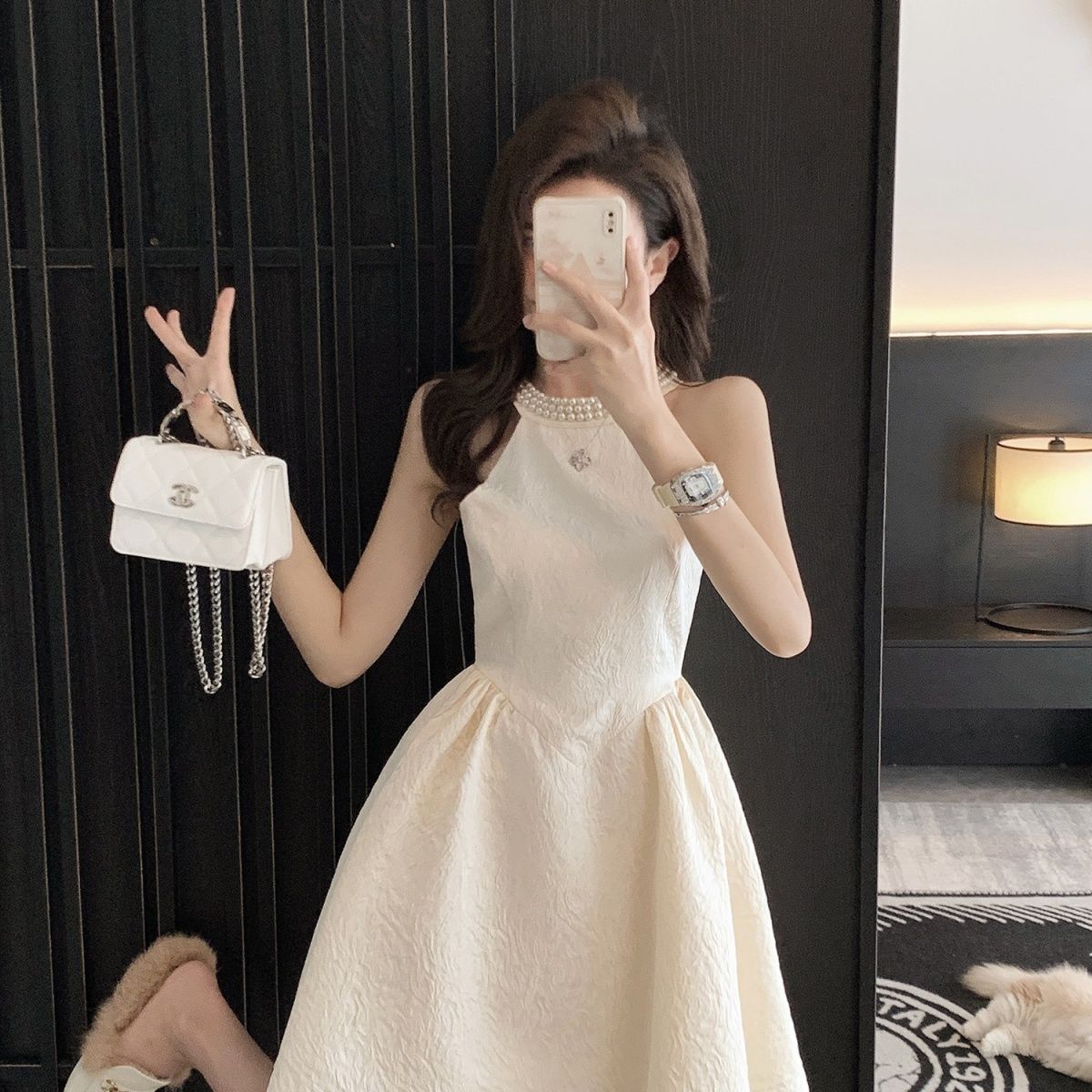 法式小香风白色挂脖连衣裙夏季2024新款女高级感气质收腰显瘦裙子