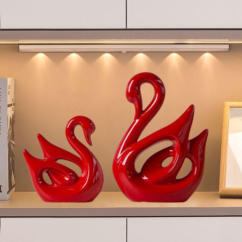 红色摆件高级感客厅天鹅家居轻奢电视酒柜卧室工艺品玄关装饰品