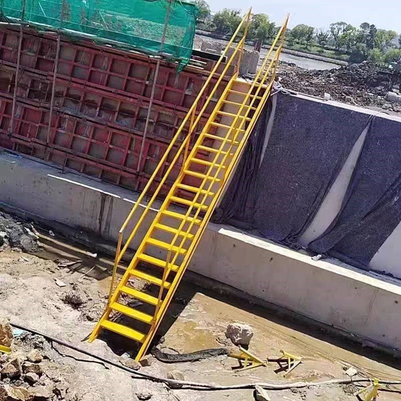 基坑爬梯工地安全钢爬梯45度斜钢梯建筑基坑钢斜梯上下行人安全梯
