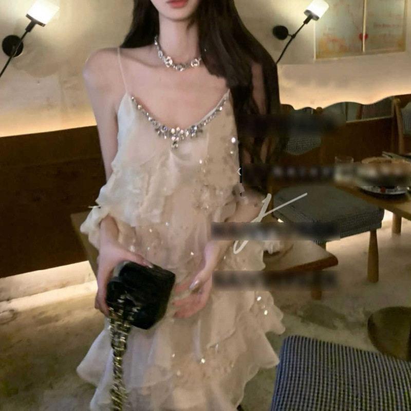 气质宴会生日party风礼服小众纯欲设计感辣妹亮片钉珠吊带连衣裙