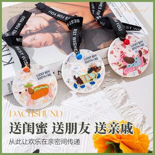 水磨风腊肠狗车载香薰石膏挂件香氛香片卧室衣柜香挂除味增香高级