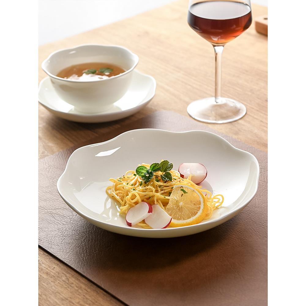 耐高温白色盘子高级感菜盘家用深盘骨瓷不规则碗盘套装花边碟子无