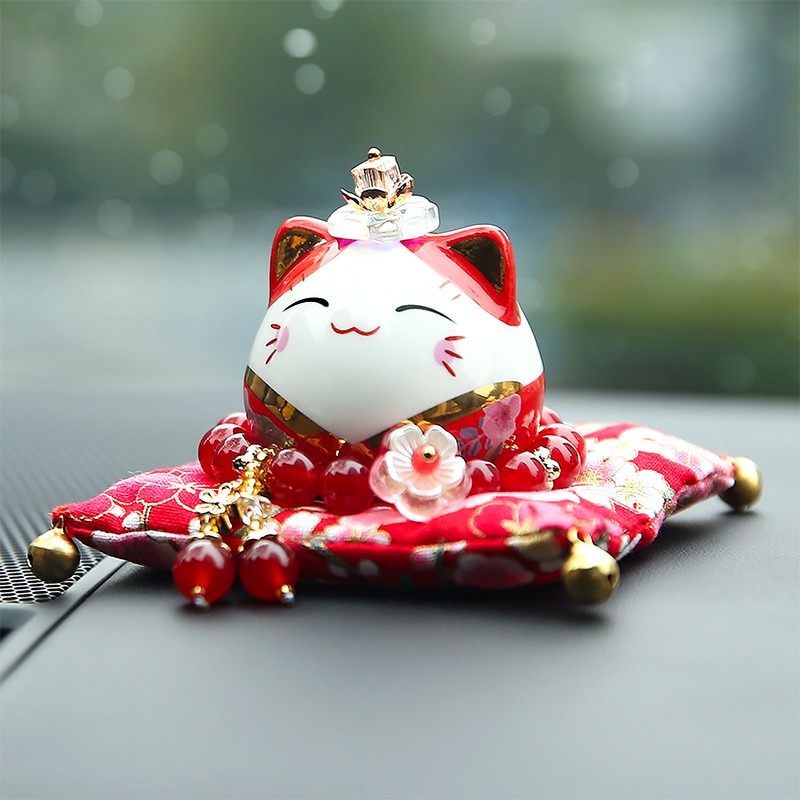 国潮招财猫出入平安车载摆件可爱车内装饰中控台汽车用品大全新款