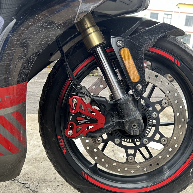 适用春风450MT 450nk/650改装配件前轮刹车卡钳保护盖800MT 800NK
