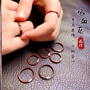 极速鸡血藤戒指男女单身情侣对戒小D众简约素尾戒本命年小指木手