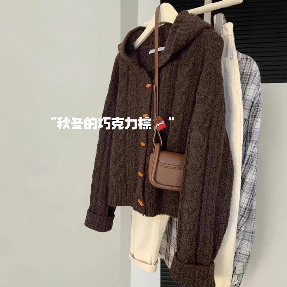 欧货重工牛角扣麻花纹连帽针织衫女复古棕色软糯长袖上衣外套秋冬