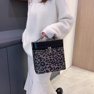 日本化妆包女2025新款高端便携大容量手提出差旅行洗漱化妆品收纳