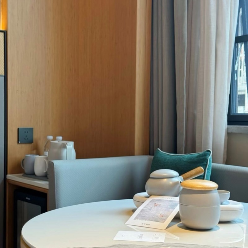 全季酒店圆桌民宿公寓酒店桌椅餐厅蘑菇岩板圆桌洽谈小圆桌