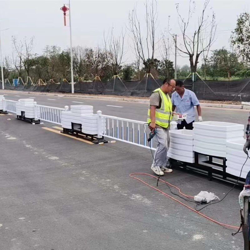 供应道路隔离花箱PVC一桶一链花盆链条组合户外圆弧形定制花槽