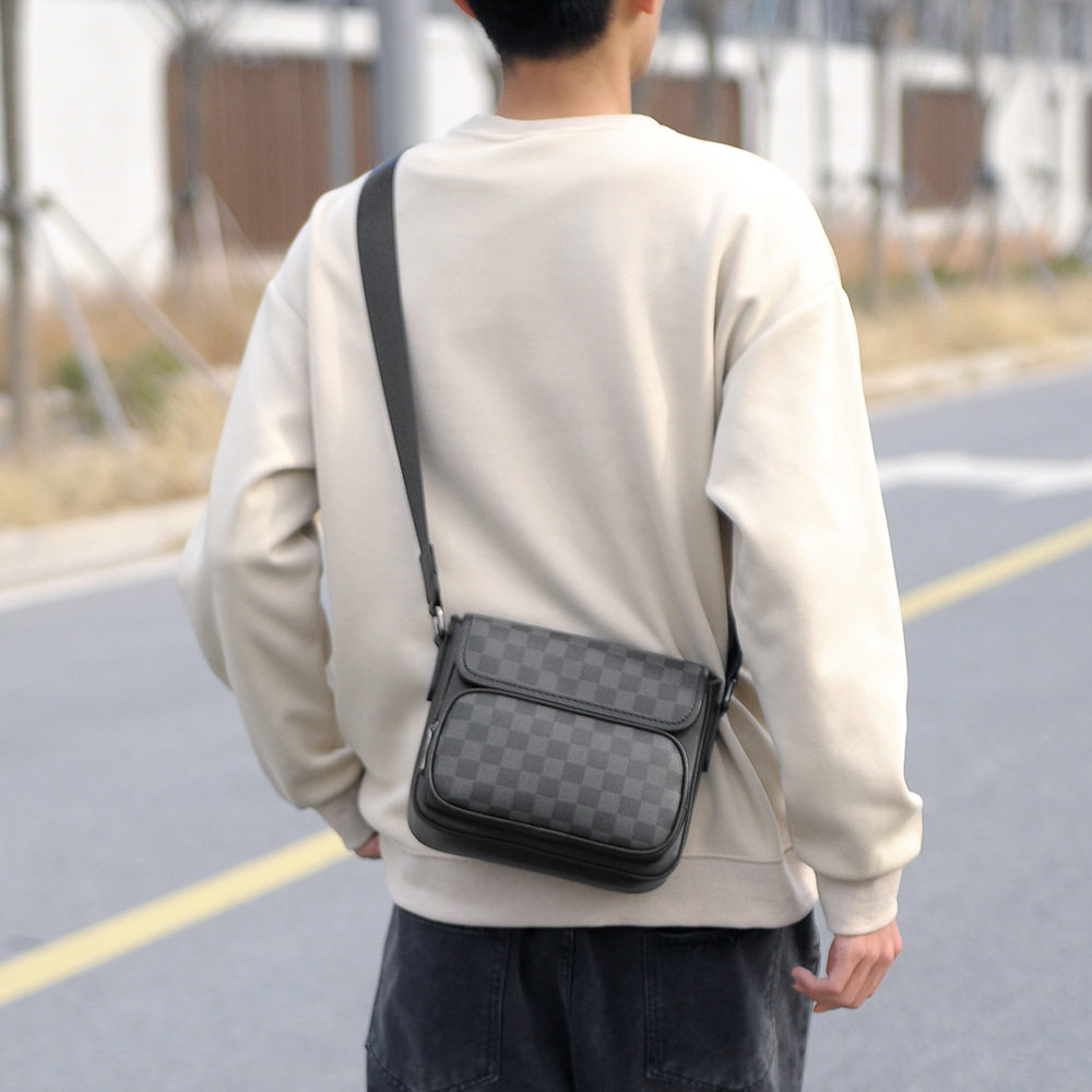 仅亏一天新款挎包潮牌男士斜跨