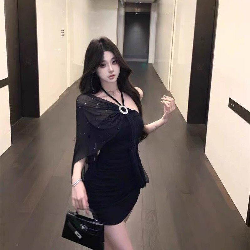 纯欲风露背挂脖抹胸连衣裙女夏季高级感修身裙子黑色收腰包臀短裙