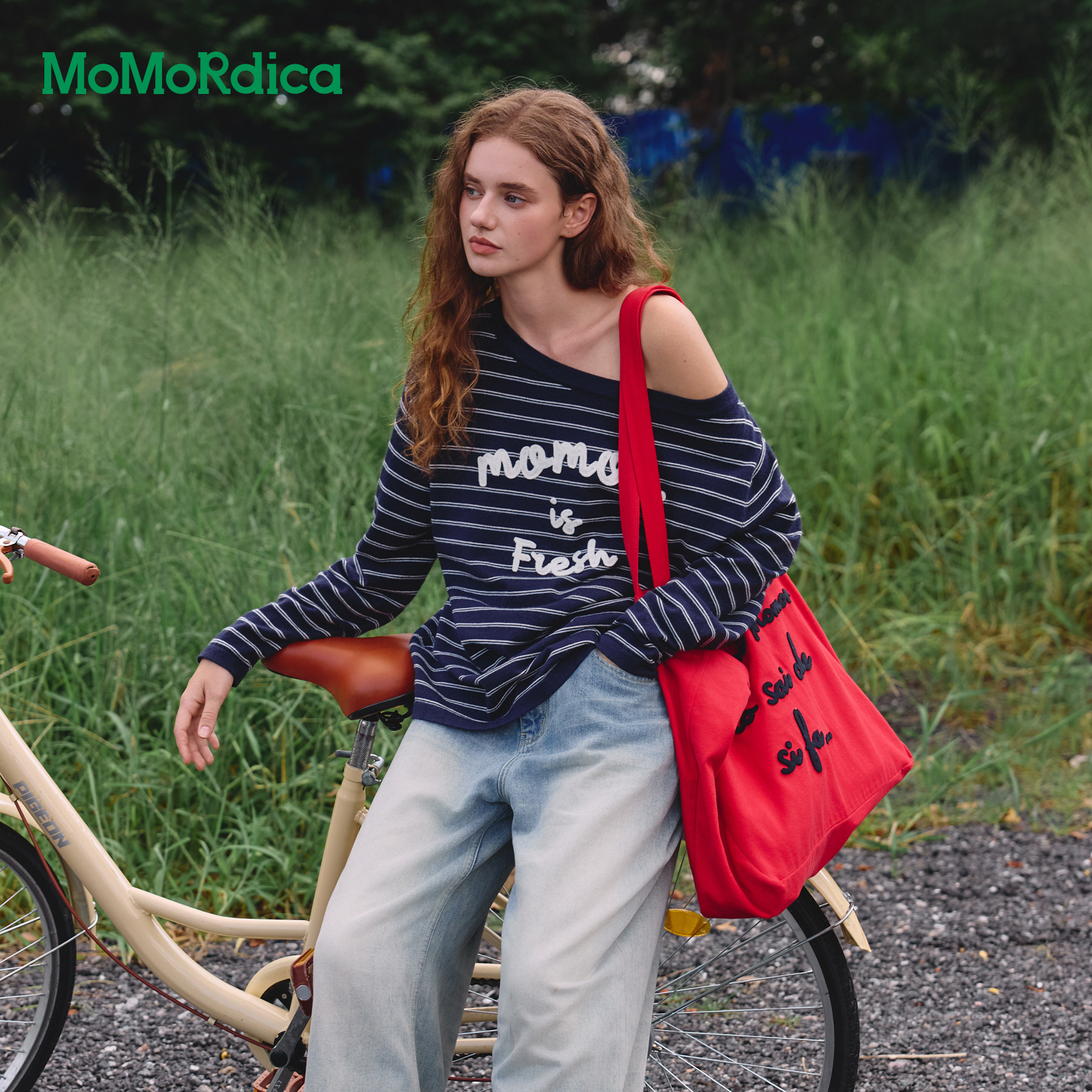 Momordica斜肩套头毛织上衣女26秋新款时尚撞色绣花条纹长袖毛衣