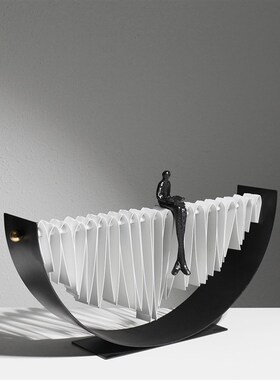 简约轻奢样板间玄关柜人物造型C摆件金属创意艺术家居软装饰品