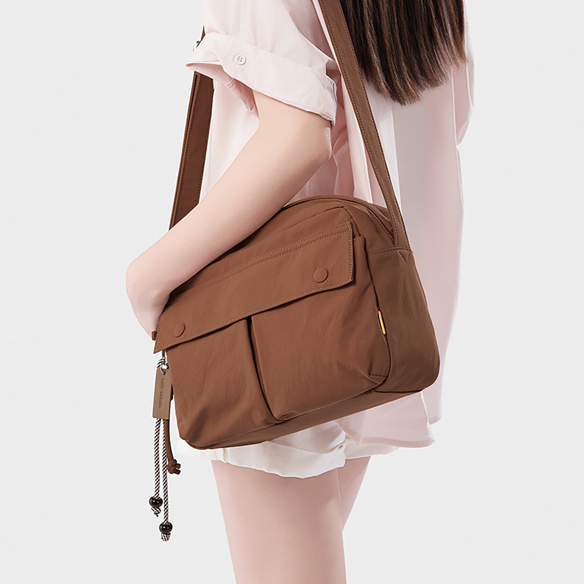 莱夫单肩斜挎包轻便百搭男女同款