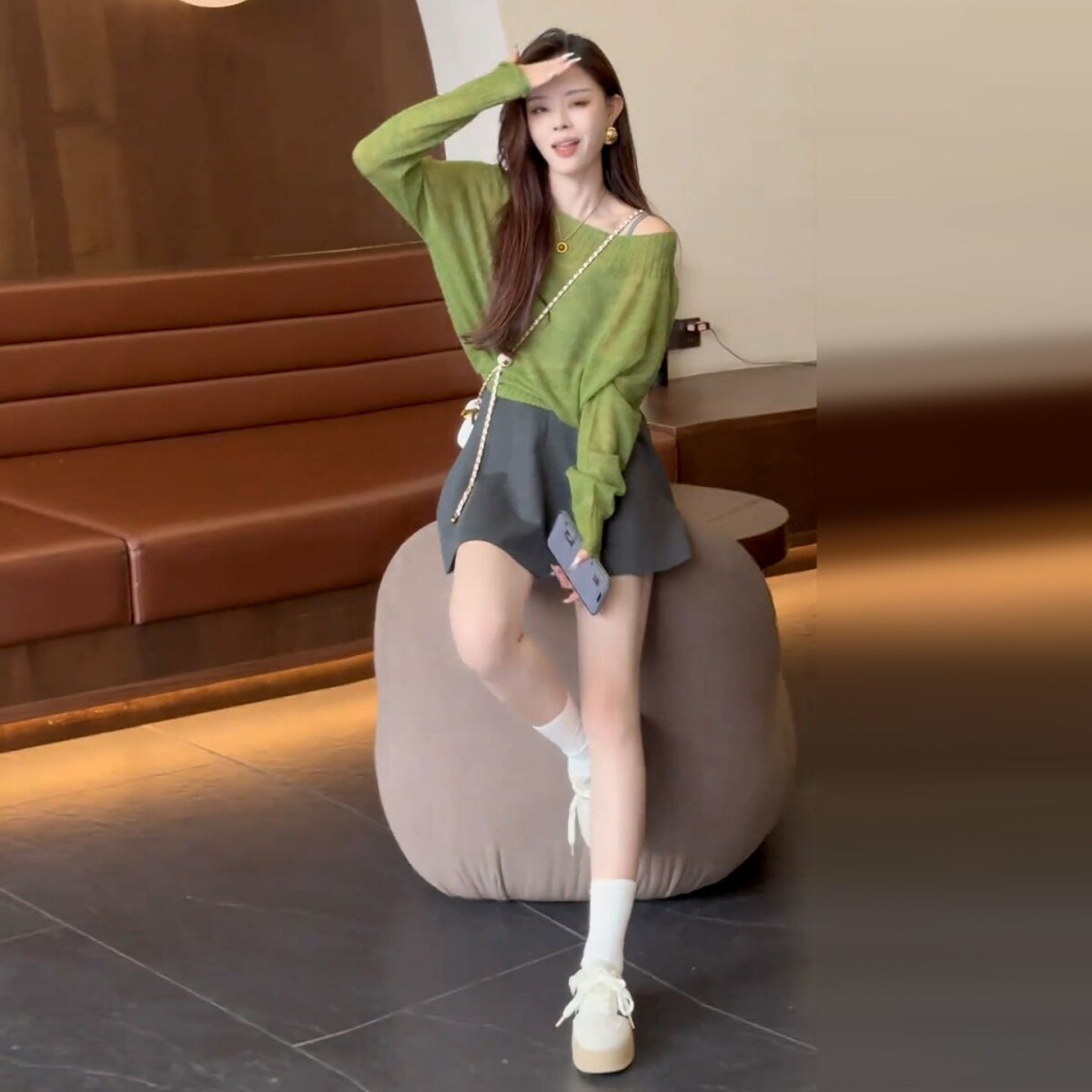 绿色斜肩毛衣女2025新款早秋软糯慵懒氛围感穿搭露肩针织上衣