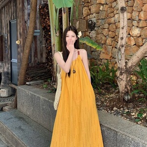 鹅黄色流苏吊带连衣裙女夏多巴胺遮手臂云南大理海边度假丁达尔裙