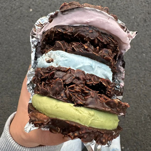 茉酸奶脆墩墩黑巧克力闪光少女脆墩墩低卡夹心饼干脆可可脂零食