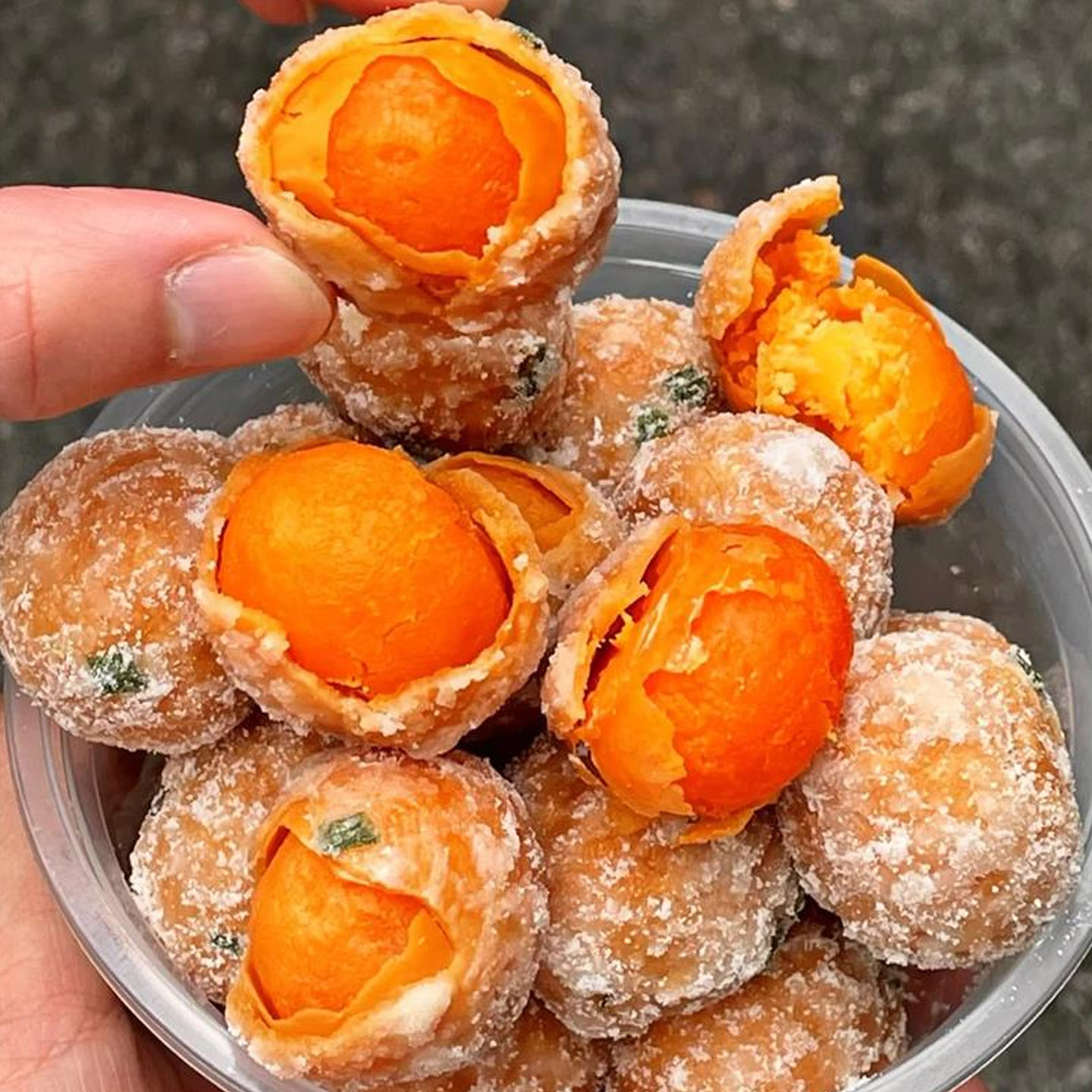 反沙咸蛋黄咸蛋黄酥潮汕手工反沙咸蛋黄咸鸭蛋流沙广东潮州小吃