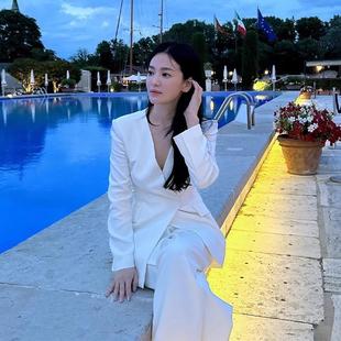 宋慧乔明星同款气质感时尚西装套装女职业通勤套装白色v领小西服