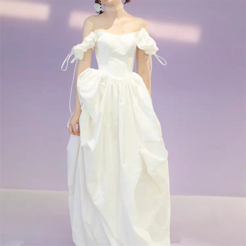 法式一字肩缎面白色晨袍订婚领证登记轻奢小众出门纱X晚礼服连衣