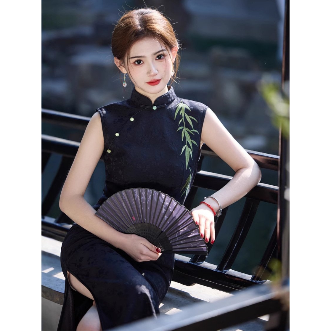 2025春夏新款无袖刺绣提花缎中长款旗袍黑色高端气质修身少女旗袍